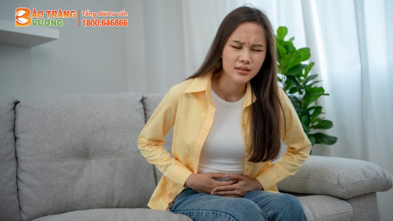 Đau bụng quặn thắt là một trong những triệu chứng viêm đại tràng co thắt