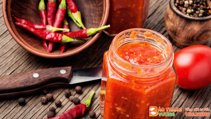 Đồ ăn cay nóng cũng là yếu tố nguy cơ dẫn đến viêm đại tràng co thắt