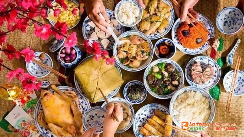 Việc ăn uống quá nhiều vào dịp Tết có thể gây những hậu quả xấu cho đại tràng