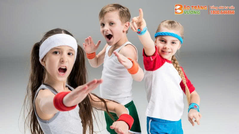 Vận động là cách hiệu quả giúp trẻ tranh táo bón